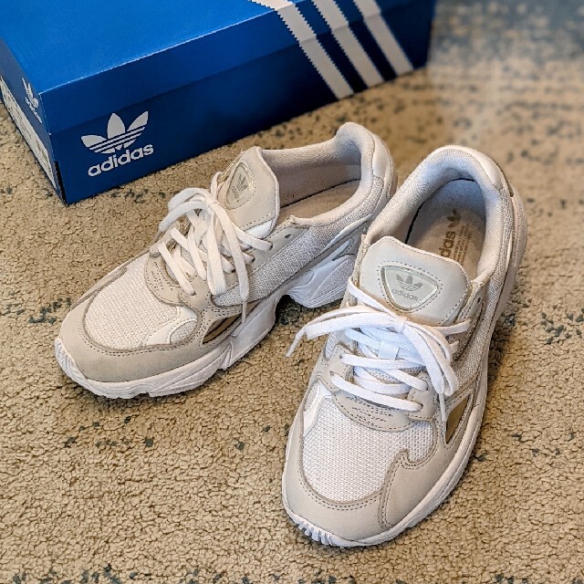 adidas(アディダス)のアディダス　ファルコン　白　ADIDAS　FLCON W23cm レディースの靴/シューズ(スニーカー)の商品写真