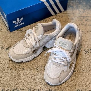 アディダス(adidas)のアディダス　ファルコン　白　ADIDAS　FLCON W23cm(スニーカー)