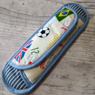 水筒肩ひもカバー☆サッカー(白)☆肩が痛くない☆フワフワ☆小学校☆よ(外出用品)