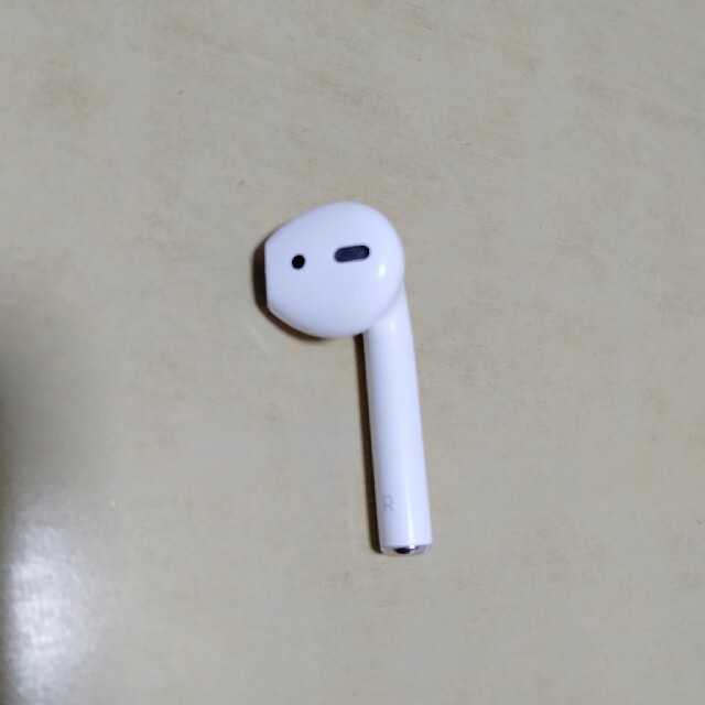 Apple(アップル)のApple AirPods 　第2世代　右耳のみ スマホ/家電/カメラのオーディオ機器(ヘッドフォン/イヤフォン)の商品写真