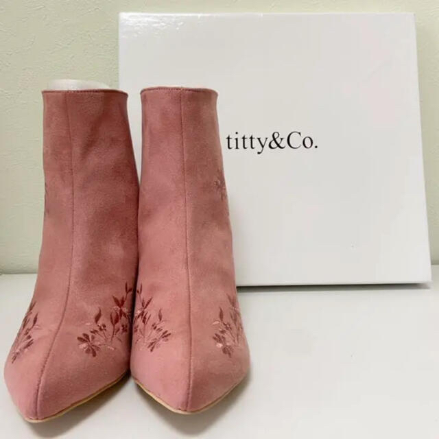 titty&co(ティティアンドコー)の【新品未使用】titty&Co. フラワー刺繍ブーツ レディースの靴/シューズ(ブーツ)の商品写真