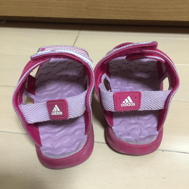 adidas(アディダス)のadidasのサンダル キッズ/ベビー/マタニティのキッズ靴/シューズ(15cm~)(下駄/草履)の商品写真