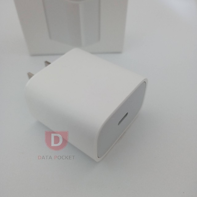 iPhone(アイフォーン)のApple iPhone用 20W 充電器アダプタ スマホ/家電/カメラのスマートフォン/携帯電話(バッテリー/充電器)の商品写真