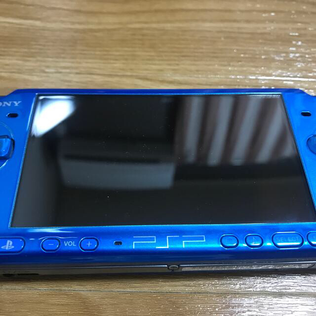 PlayStation Portable(プレイステーションポータブル)のpsp3000 本体　充電器　メモリースティック4GB　ソフトおまけ付き エンタメ/ホビーのゲームソフト/ゲーム機本体(携帯用ゲーム機本体)の商品写真