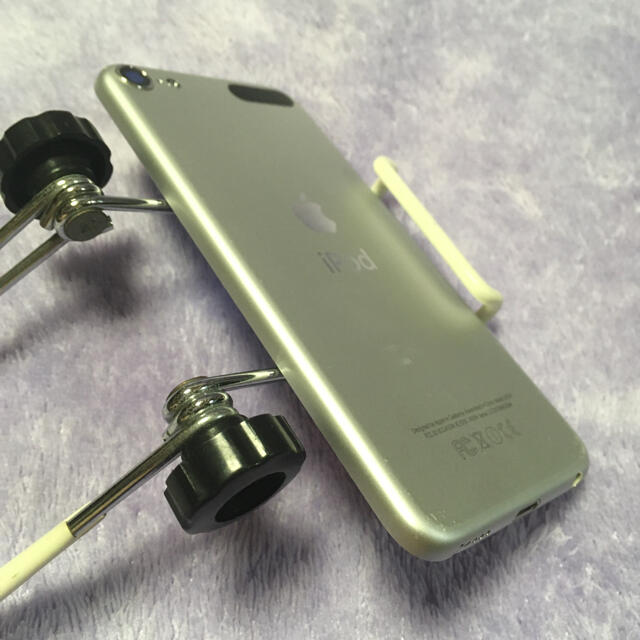 iPod touch(アイポッドタッチ)のiPod touch 4第6世代シルバー（32GB）送料無料 スマホ/家電/カメラのオーディオ機器(ポータブルプレーヤー)の商品写真