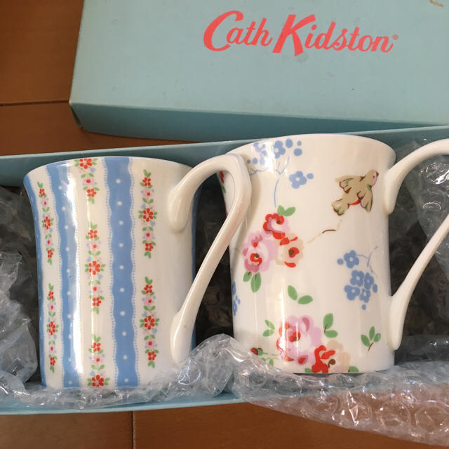 Cath Kidston(キャスキッドソン)のしんさま専用セールキャスキッドソンペアマグカップ インテリア/住まい/日用品のキッチン/食器(グラス/カップ)の商品写真