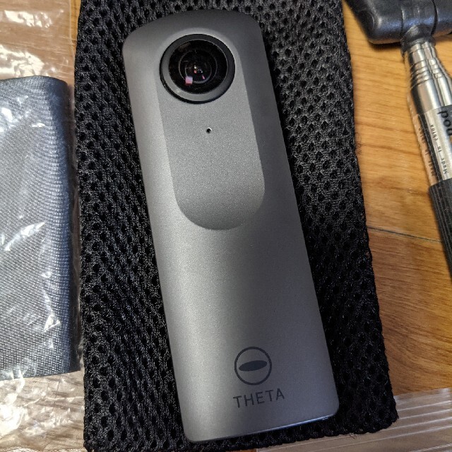 RICOH(リコー)の360度カメラ　RICOH THETA V  と自撮り棒、水中用ケース付き スマホ/家電/カメラのカメラ(その他)の商品写真