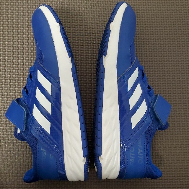 adidas(アディダス)のアディダスファイト　スニーカー　23　マジックテープ キッズ/ベビー/マタニティのキッズ靴/シューズ(15cm~)(スニーカー)の商品写真