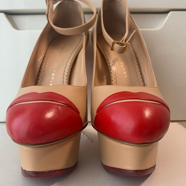 Charlotte Olympia(シャルロットオリンピア)のシャーロットオリンピア　ベージュレザー　リップ　パンプス レディースの靴/シューズ(ハイヒール/パンプス)の商品写真