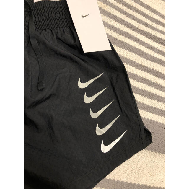 NIKE(ナイキ)の新品 NIKE ナイキ レディース ショートパンツ ラン スウッシュ ランニング レディースのパンツ(ショートパンツ)の商品写真