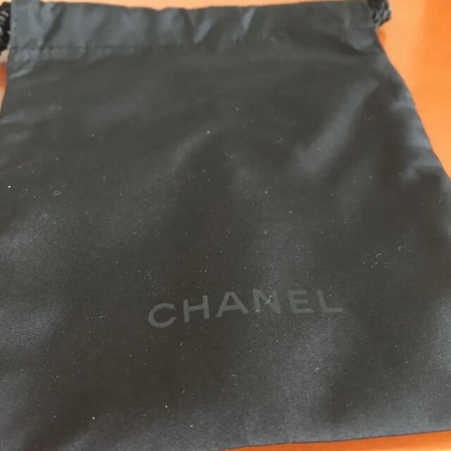 CHANEL(シャネル)のCHANEL シャネル サテン 袋 巾着 ポーチ ブラック レディースのファッション小物(ポーチ)の商品写真