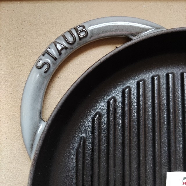 STAUB(ストウブ)のストウブ　ピュアグリル22cm　グレー インテリア/住まい/日用品のキッチン/食器(鍋/フライパン)の商品写真