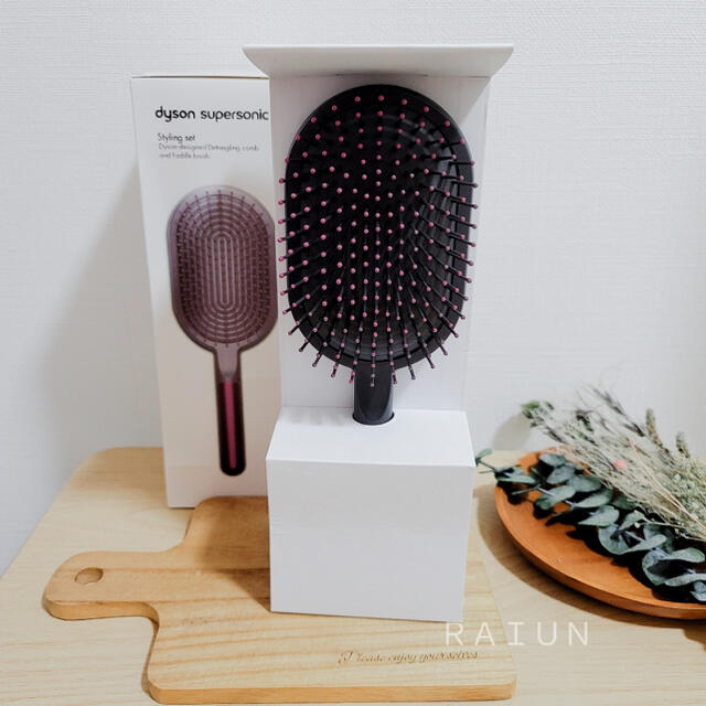 Dyson(ダイソン)のダイソン　スタイリングセット　ヘアブラシ パドルブラシ コームパドルブラシ非売品 コスメ/美容のヘアケア/スタイリング(ヘアブラシ/クシ)の商品写真