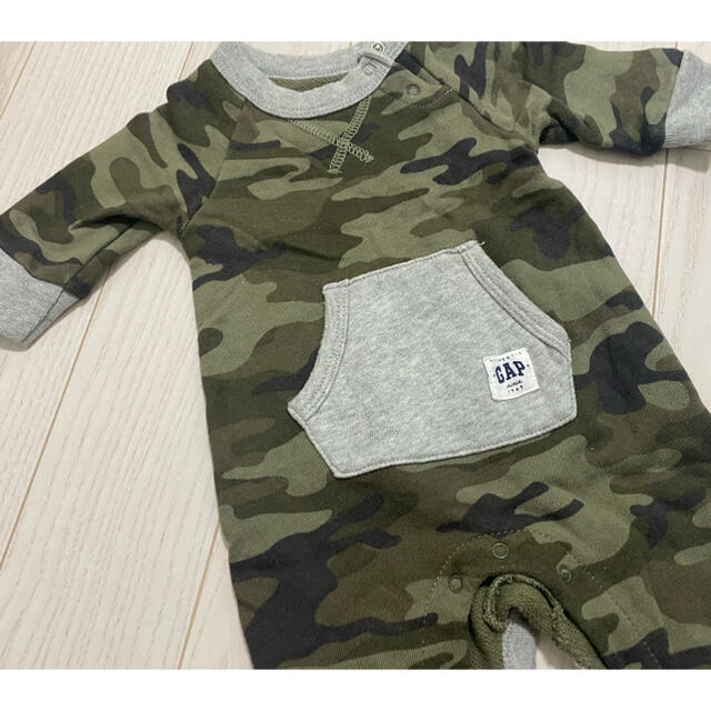 babyGAP(ベビーギャップ)のbaby gap迷彩長袖ロンパース キッズ/ベビー/マタニティのベビー服(~85cm)(ロンパース)の商品写真