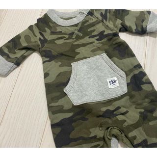 ベビーギャップ(babyGAP)のbaby gap迷彩長袖ロンパース(ロンパース)