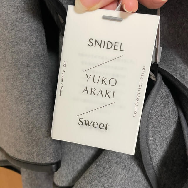 SNIDEL(スナイデル)の新品タグ付き！SNIDEL×新木優子×sweetコラボレーションポンチョコート レディースのジャケット/アウター(ポンチョ)の商品写真