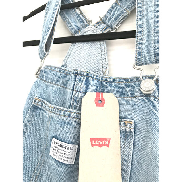 Levi's(リーバイス)のオーバーオール　新品未使用　リーバイス　Mサイズ　サロペット レディースのパンツ(サロペット/オーバーオール)の商品写真