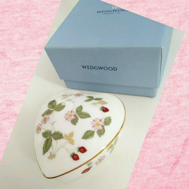 WEDGWOOD(ウェッジウッド)のウェッジウッド☆ハート小物入れ インテリア/住まい/日用品のインテリア小物(小物入れ)の商品写真