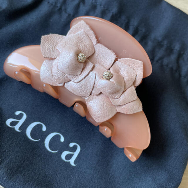 acca - 新品同様 acca 中クリップ レザーフラワー スワロフスキーの