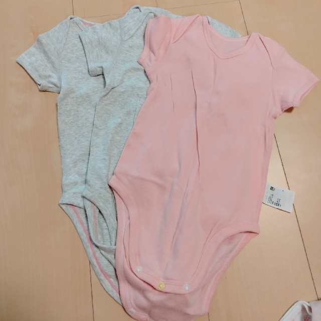 UNIQLO(ユニクロ)のユニクロ　ボディスーツ　90　半袖 キッズ/ベビー/マタニティのキッズ服女の子用(90cm~)(下着)の商品写真