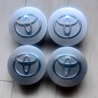 トヨタ(トヨタ)のトヨタ純正ホイールセンターキャップ4個(車種別パーツ)