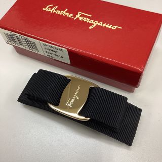 サルヴァトーレフェラガモ(Salvatore Ferragamo)の美品　Ferragamo フェラガモ  バレッタ　ヴァラ　黒／ゴールド　箱付き(バレッタ/ヘアクリップ)