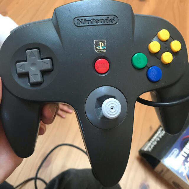 NINTENDO 64(ニンテンドウ64)の任天堂　64 ゴールド　コントローラー2個 エンタメ/ホビーのゲームソフト/ゲーム機本体(家庭用ゲーム機本体)の商品写真