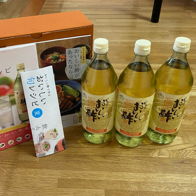 日本自然発酵　ピュアのおいしい酢900ml × 3本とレシピ本2冊 食品/飲料/酒の食品(調味料)の商品写真