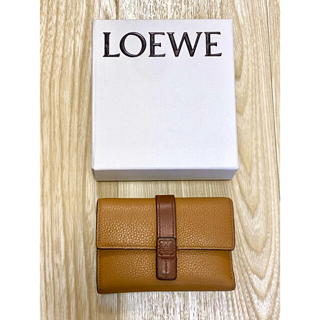 LOEWE(ロエベ)のloewe バーティカル　ウォレット　財布 レディースのファッション小物(財布)の商品写真