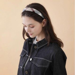 ブルーレーベルクレストブリッジ 新品ベージュ カチューシャ 限定アイテムテム(カチューシャ)