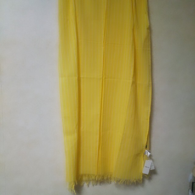 COMME CA ISM(コムサイズム)の新品未使用タグ付き コムサイズム ストール 黄色ストライプ  綿100% レディースのファッション小物(ストール/パシュミナ)の商品写真