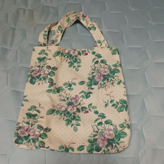 LAURA ASHLEY(ローラアシュレイ)の【新品・未使用】LAURA ASHLEY ローラアシュレイ ポーチ付きエコバッグ レディースのバッグ(エコバッグ)の商品写真