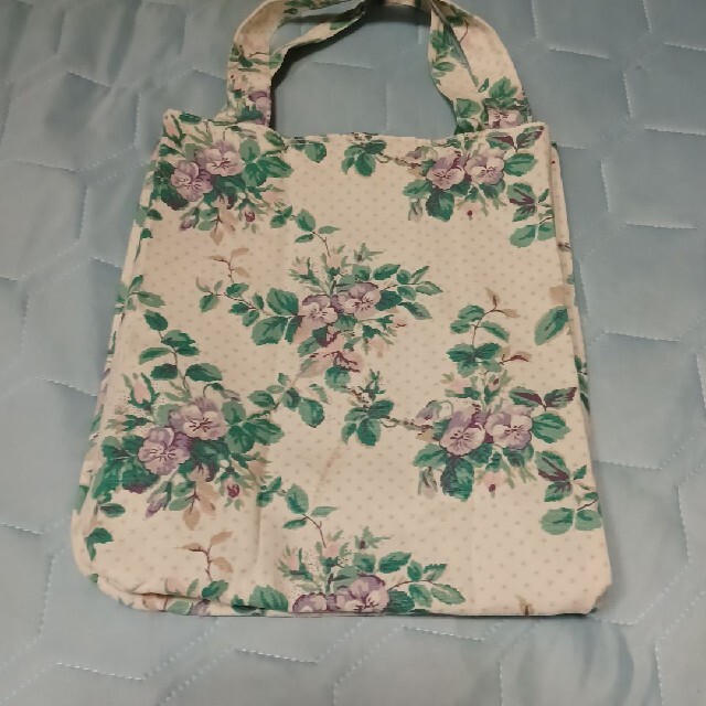 LAURA ASHLEY(ローラアシュレイ)の【新品・未使用】LAURA ASHLEY ローラアシュレイ ポーチ付きエコバッグ レディースのバッグ(エコバッグ)の商品写真