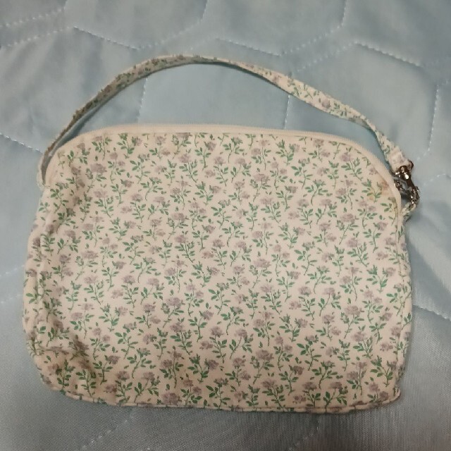 LAURA ASHLEY(ローラアシュレイ)の【新品・未使用】LAURA ASHLEY ローラアシュレイ ポーチ付きエコバッグ レディースのバッグ(エコバッグ)の商品写真