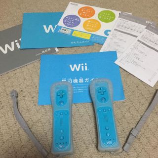 ウィー(Wii)のWiiリモコン2個(家庭用ゲーム機本体)