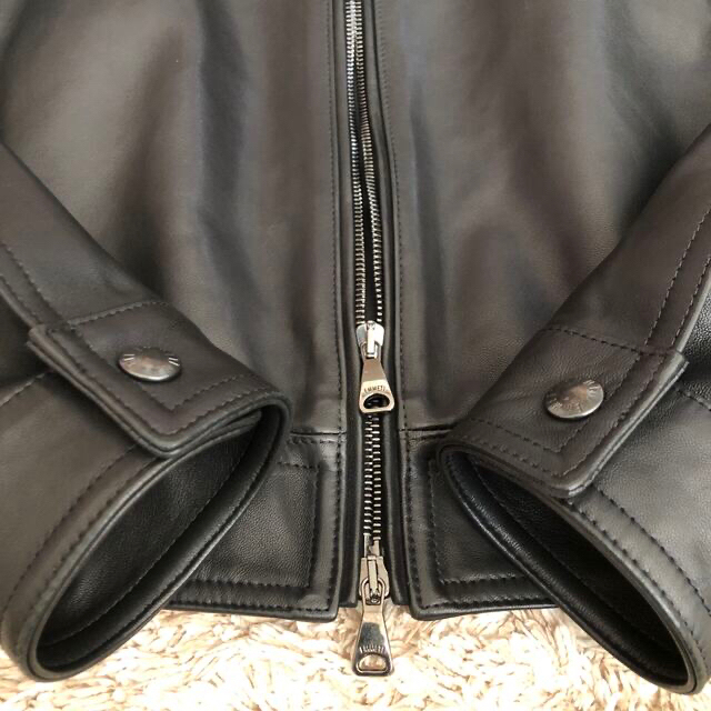 emmeti juri エンメティ ユリ 48 ブラック　ライダースジャケット メンズのジャケット/アウター(ライダースジャケット)の商品写真