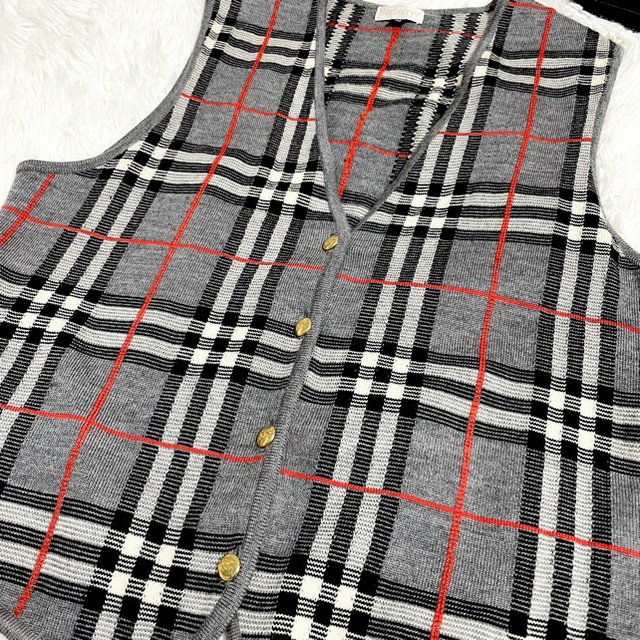 BURBERRY(バーバリー)の【希少】バーバリー　金ボタン　ノバチェック　ウールニット　ベスト　ジレ　グレー　 レディースのトップス(ベスト/ジレ)の商品写真