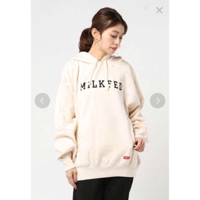 MILKFED.(ミルクフェド)のMILKFED. TROOP SWEAT HOODIE パーカー アイボリー  レディースのトップス(パーカー)の商品写真