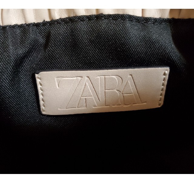 ZARA(ザラ)のZARA　ショルダーバッグ　ベージュ レディースのバッグ(ショルダーバッグ)の商品写真