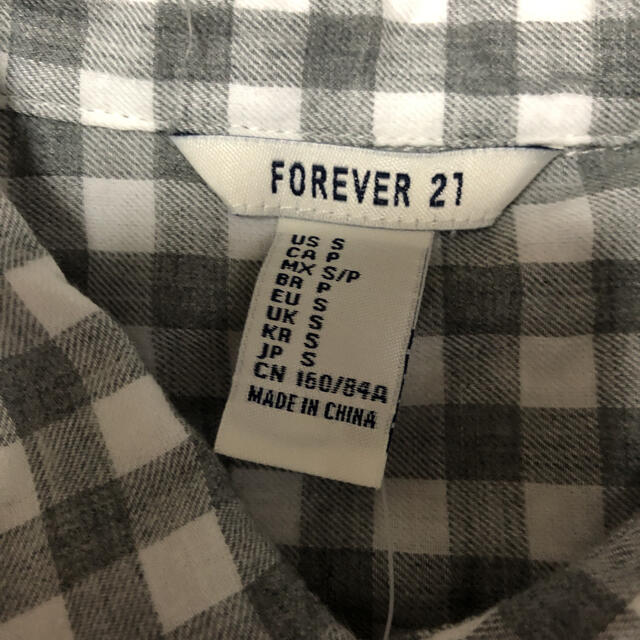 FOREVER 21(フォーエバートゥエンティーワン)の値下げしました　新品　チェックシャツ ライトグレー×ホワイト　S レディースのトップス(シャツ/ブラウス(長袖/七分))の商品写真