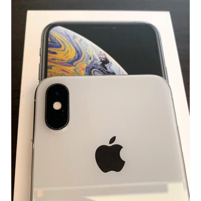 Apple(アップル)のiPhone Xs Silver 64 GB SIMフリー  スマホ/家電/カメラのスマートフォン/携帯電話(スマートフォン本体)の商品写真