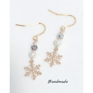 大人可愛い♡上品　パール×雪の結晶ピアス・イヤリング／ゴールド(ピアス)