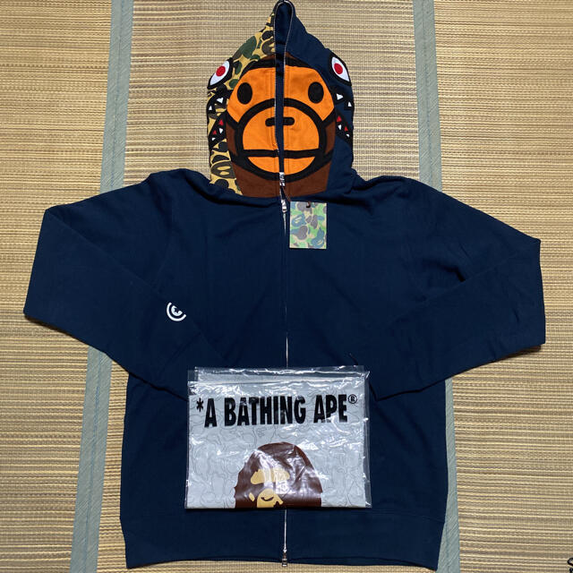 トップスAPE BAPE KAWS SHARK HOODIE シャークパーカー　XL