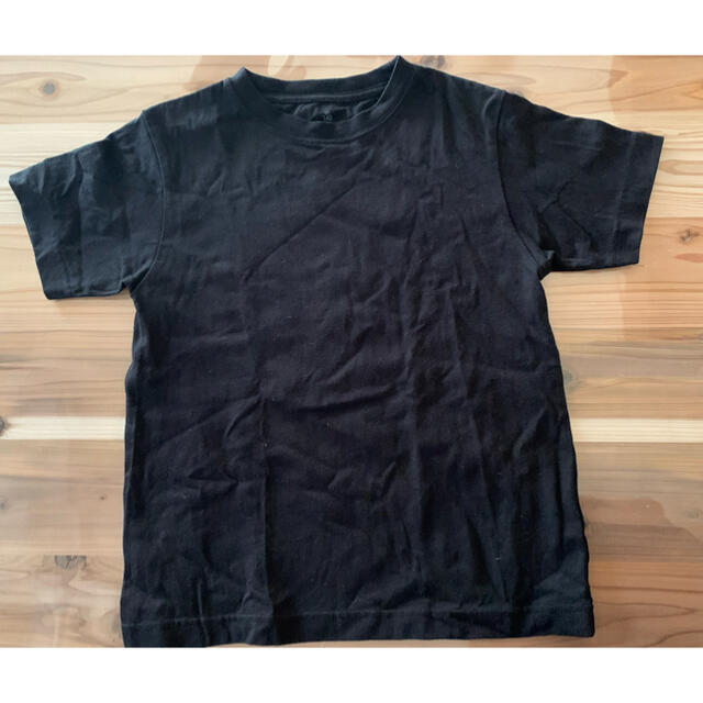 GU(ジーユー)の黒半そで140未使用GU キッズ/ベビー/マタニティのキッズ服男の子用(90cm~)(Tシャツ/カットソー)の商品写真