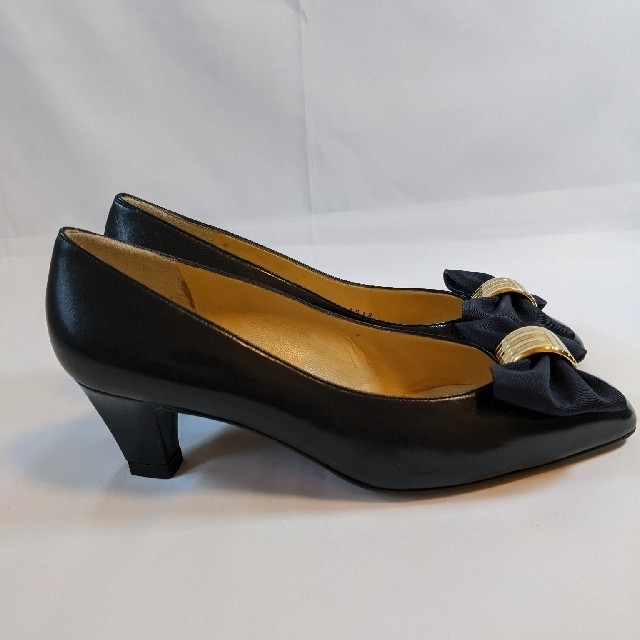 BRUNOMAGLI(ブルーノマリ)のブルーノマリ パンプス ブラック リボン レディースの靴/シューズ(ハイヒール/パンプス)の商品写真