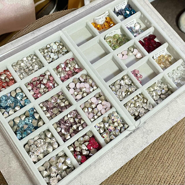 SWAROVSKI(スワロフスキー)の最終値下げ！大量スワロフスキー&パーツまとめ売り☺︎ネイルやアクセサリー作りに♩ ハンドメイドの素材/材料(各種パーツ)の商品写真