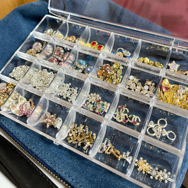 SWAROVSKI(スワロフスキー)の最終値下げ！大量スワロフスキー&パーツまとめ売り☺︎ネイルやアクセサリー作りに♩ ハンドメイドの素材/材料(各種パーツ)の商品写真