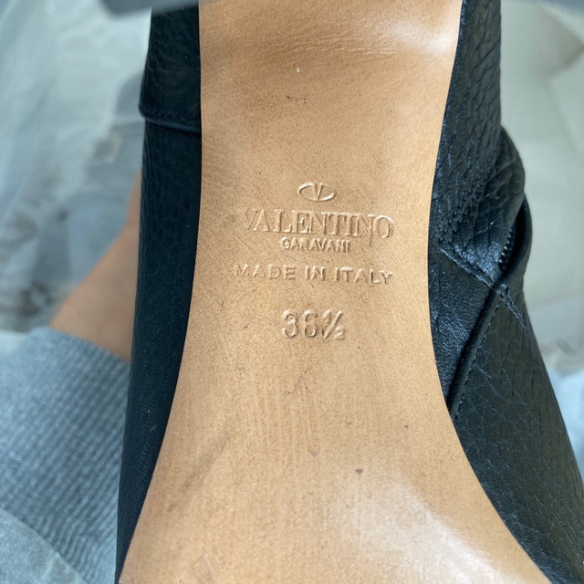 VALENTINO(ヴァレンティノ)の正規品ヴァレンティノ　ショートブーツ黒36ハーフ レディースの靴/シューズ(ブーツ)の商品写真