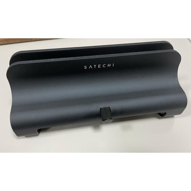 Satechi ユニバーサル バーティカル アルミニウム ラップトップスタンド