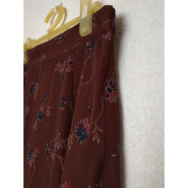 moussy(マウジー)の未使用 マウジー フラワーアシンメトリースカート 茶色 M ロング丈 サイズ2 レディースのスカート(ロングスカート)の商品写真